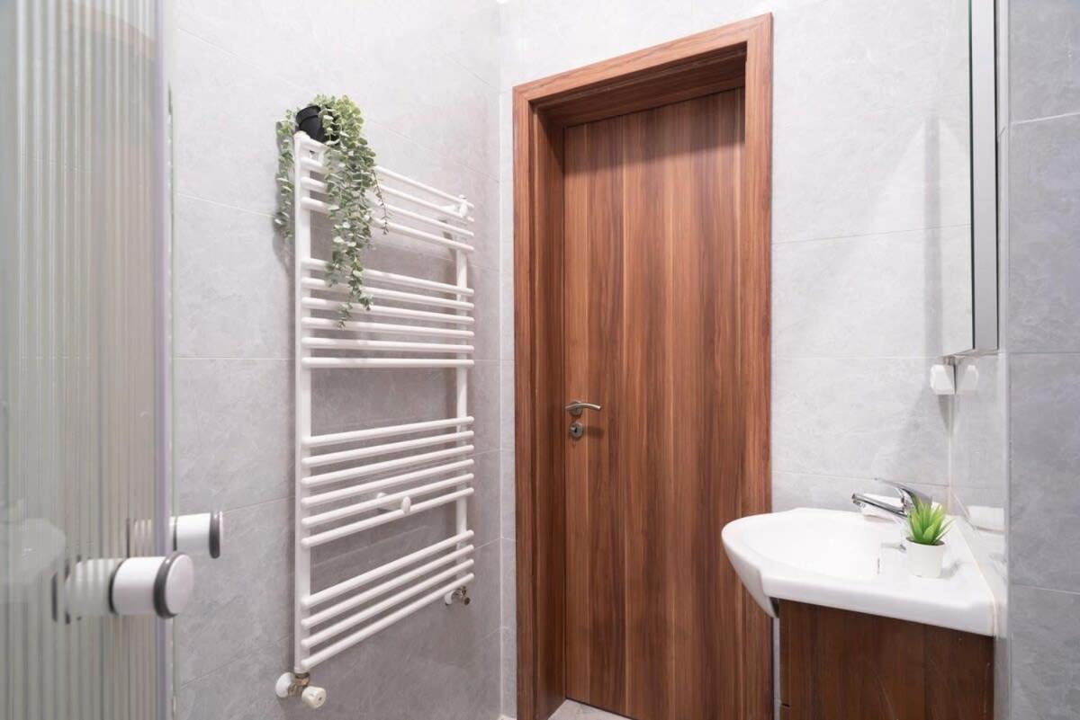 New Spacious Apartment At Superb Location Budapest Esterno foto
